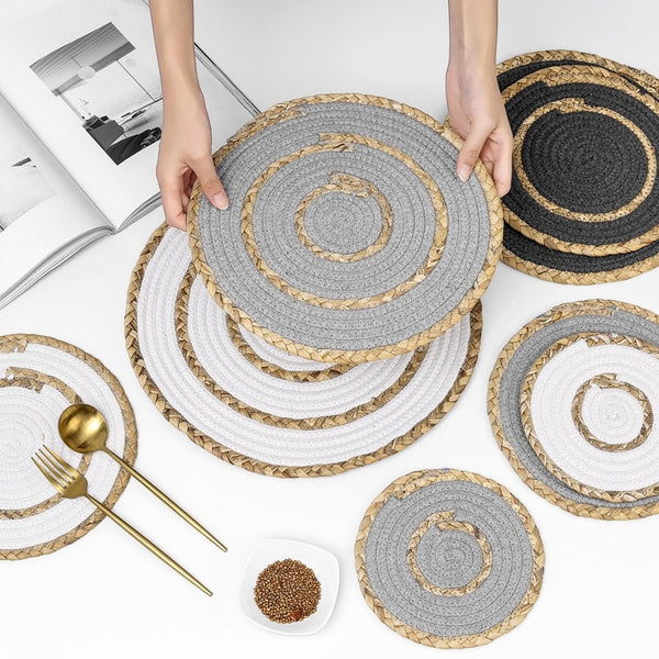 Gehäkeltes Tischset aus Stroh