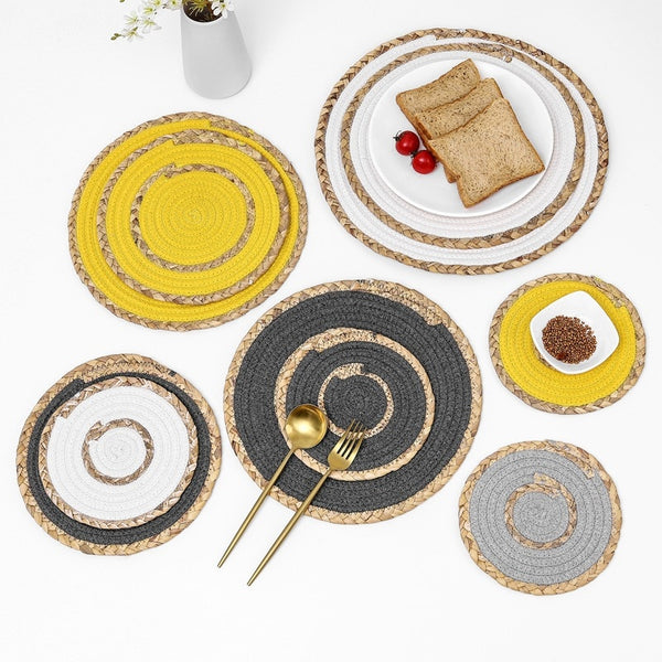 Gehäkeltes Tischset aus Stroh